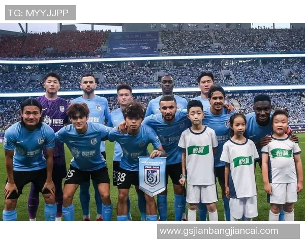 足球球星亲自拾球展现敬业精神 与球迷互动增进情感纽带